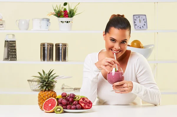 Smoothie frutas bebida saúde delicioso gole dieta de perda de peso — Fotografia de Stock