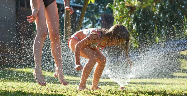 Su fıskiye oynayan kızlar — Stok fotoğraf
