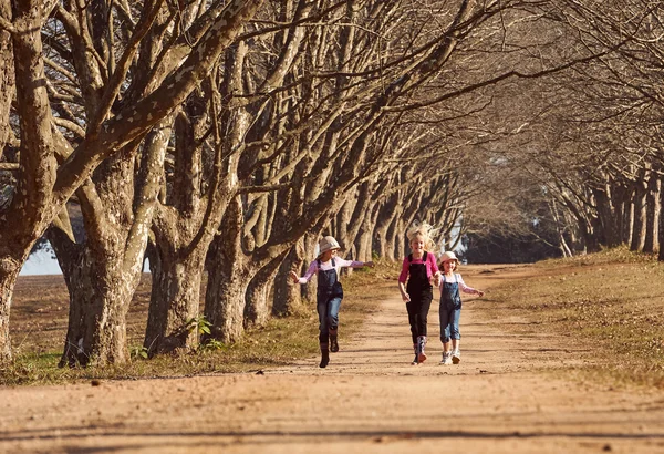 Girls  skipping down road — Stock Photo, Image