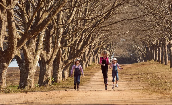 Girls  skipping down road — Stock Photo, Image