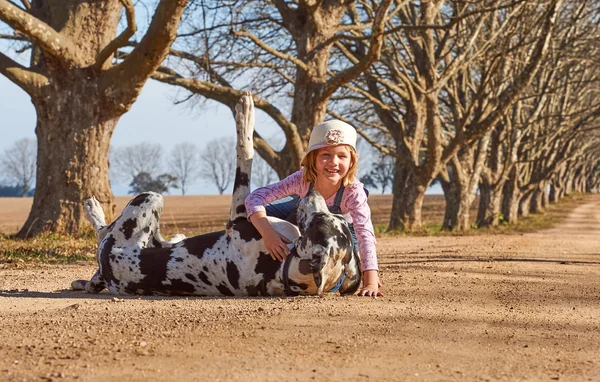 Flicka leker med hund — Stockfoto