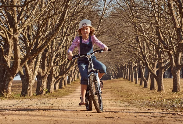 Meisje paardrijden haar fiets — Stockfoto