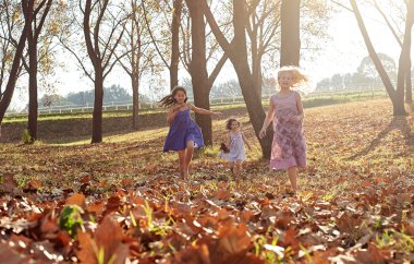 Kız stüdyoda. mutlu gülüyor