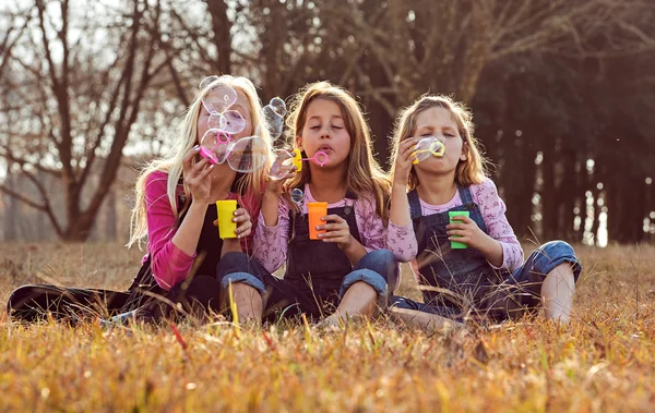 Meninas soprando bolhas com sabão — Fotografia de Stock