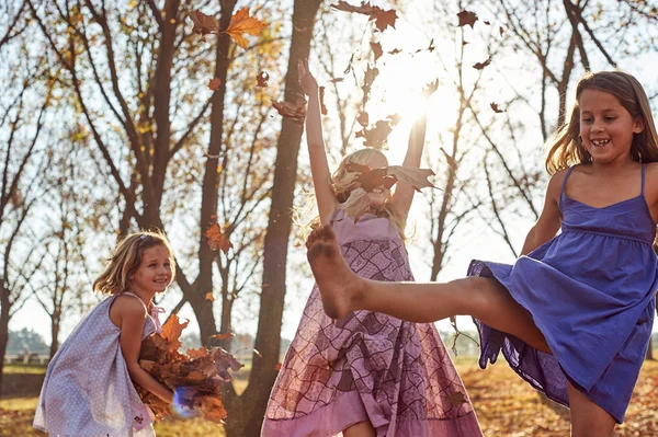 Flickor leker med blad — Stockfoto