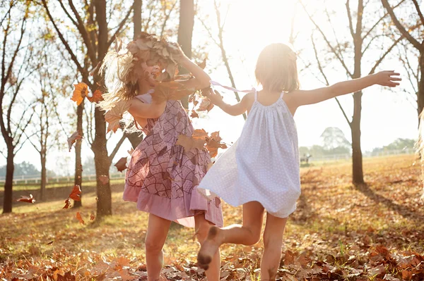 葉で遊ぶ女の子 — ストック写真