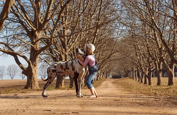 Chica caminando con perro — Foto de Stock