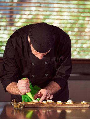 Şef kanepeler hazırlanıyor 