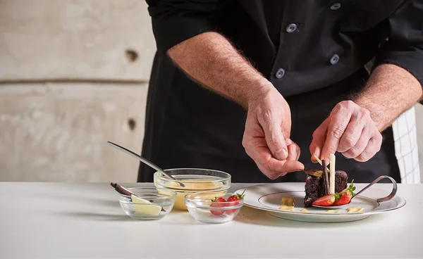 Chef preparando deserto — Fotografia de Stock