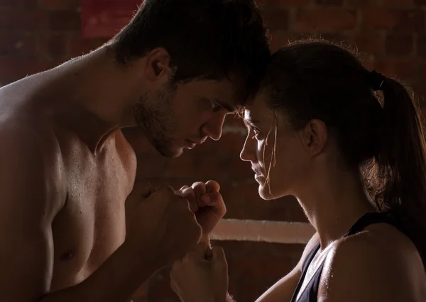 Hombre y mujer en el gimnasio —  Fotos de Stock