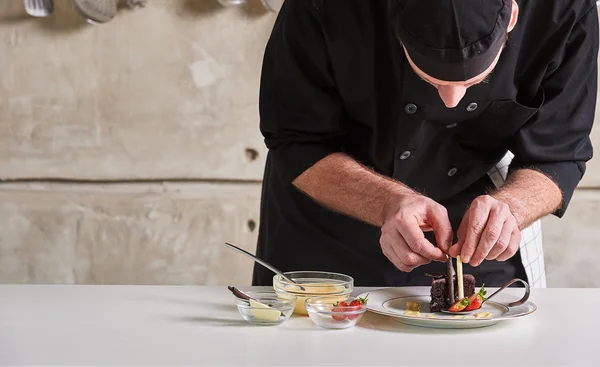 Chef-kok voorbereiden woestijn — Stockfoto