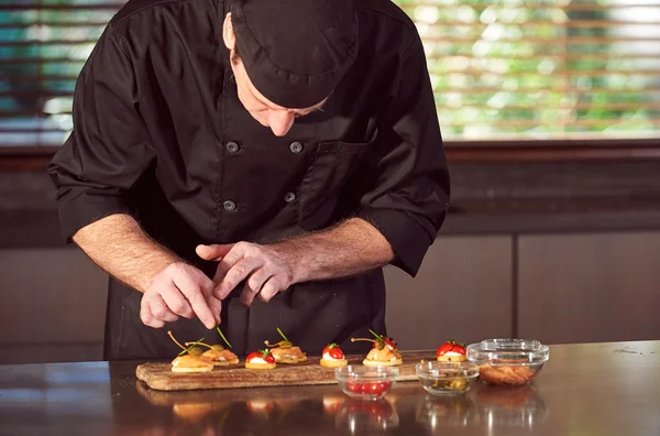 Chef preparando canapés — Fotografia de Stock