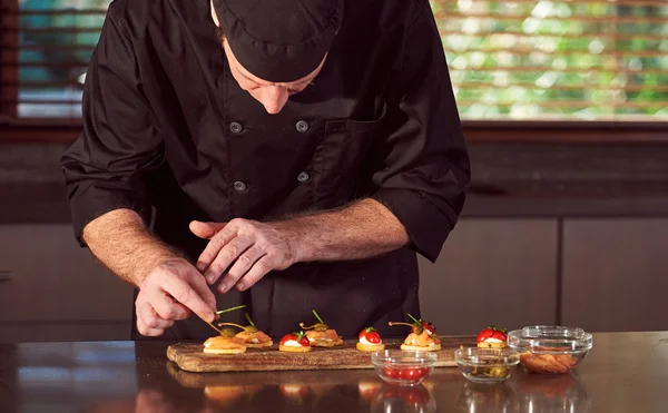 Chef preparare tartine — Foto Stock