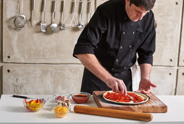 Chef-kok voorbereiding pizza — Stockfoto