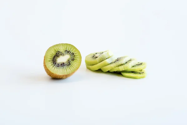 Kiwi fructe și felii — Fotografie, imagine de stoc