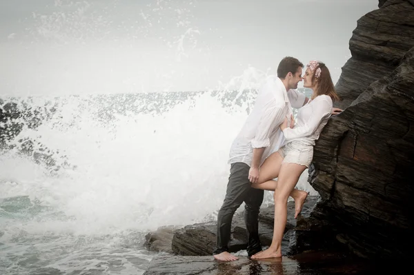 Casal apaixonado na praia — Fotografia de Stock