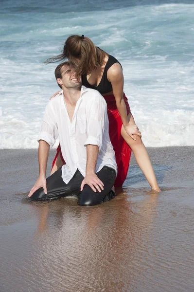 Pár v lásce na pláži — Stock fotografie