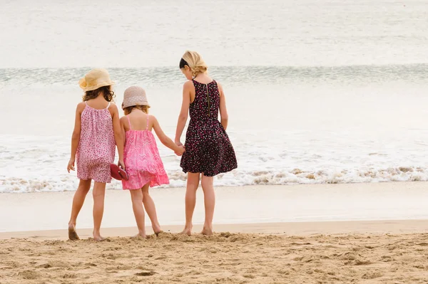 Sorelle in piedi sulla riva del mare — Foto Stock