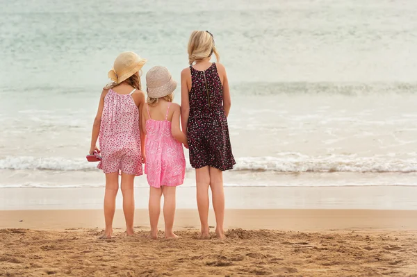 Sorelle in piedi sulla riva del mare — Foto Stock