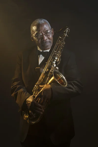 Saxophonist holding instrument — Stock Photo, Image