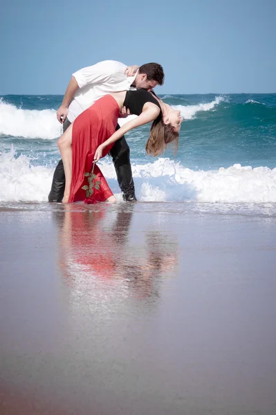 在海滩上恋爱的夫妻 — 图库照片
