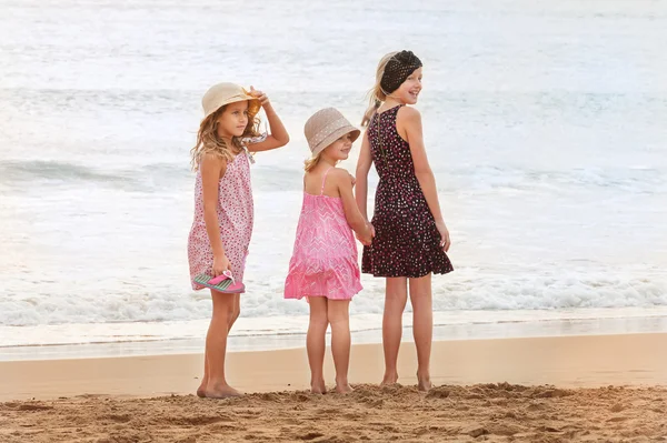 Sisters standing on sea shore — Stock Photo, Image