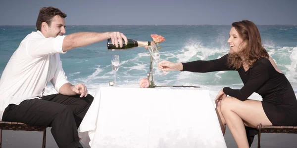 Casal apaixonado na praia — Fotografia de Stock