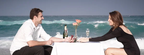 Casal apaixonado na praia — Fotografia de Stock