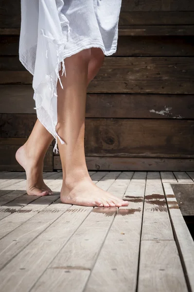 De benen vrouw naast zwembad — Stockfoto