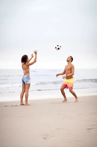 Homme et femme jouant au football — Photo