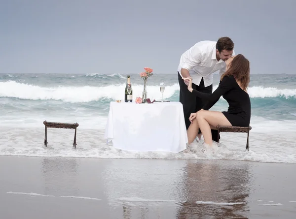 Couple amoureux sur la plage — Photo