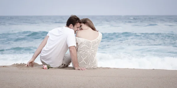 Pareja enamorada en la playa — Foto de Stock