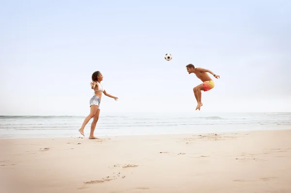 Uomo e donna che giocano a calcio — Foto Stock