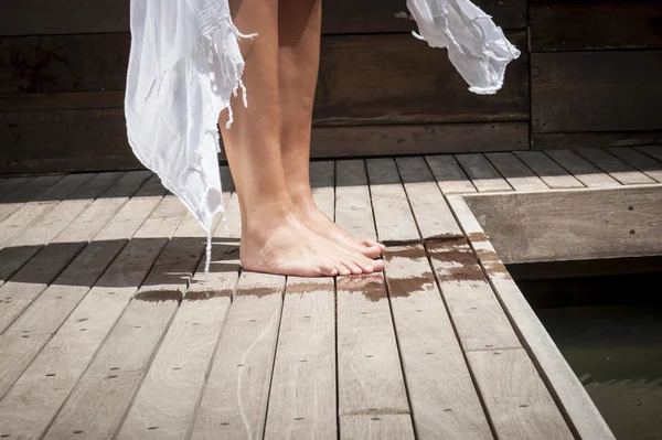 Pernas da mulher ao lado da piscina — Fotografia de Stock