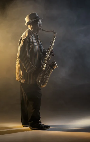 Saxophonist playing on instrument — Stock Photo, Image