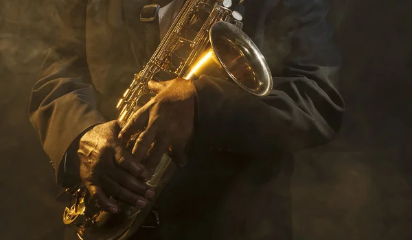 Instrumento de detenção saxofonista — Fotografia de Stock