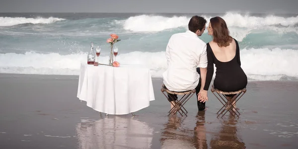 Couple amoureux sur la plage — Photo