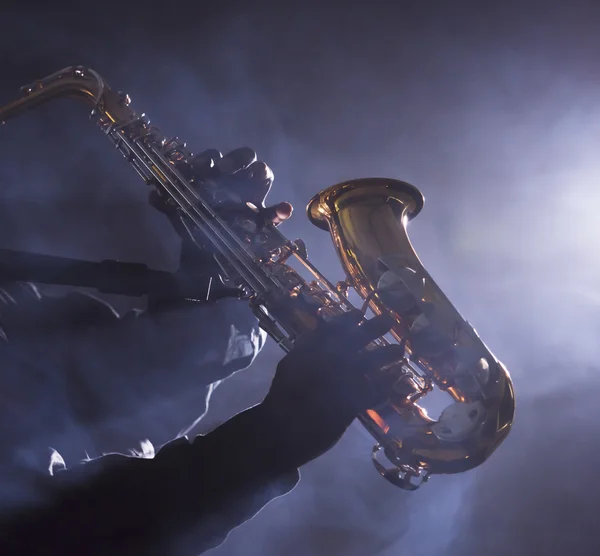 Músico tocando el saxofón — Foto de Stock