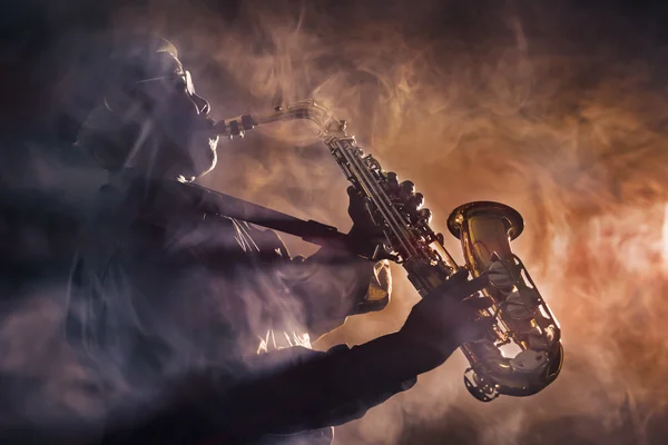 Spelende musicus-saxofoon Stockfoto