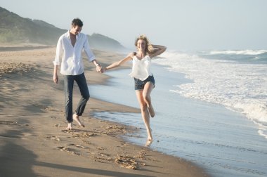 Kumsalda yürüyen çift. 