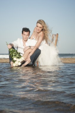 Sahilde oturan Çift 