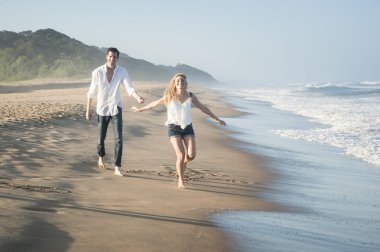 Kumsalda yürüyen çift. 