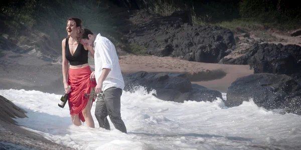 Paar verliefd op strand — Stockfoto