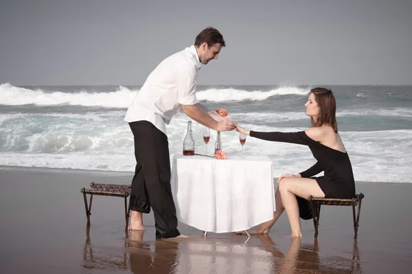 Casal apaixonado na praia — Fotografia de Stock