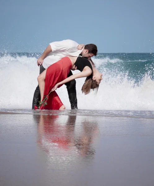 Paar verliefd op strand — Stockfoto