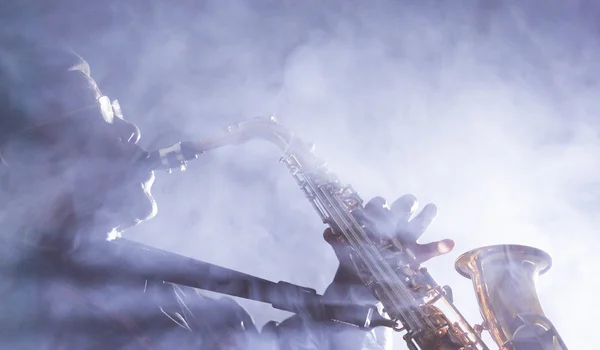 Músico tocando el saxofón —  Fotos de Stock