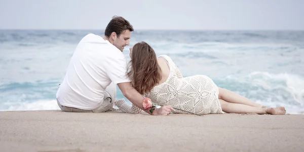 Pareja enamorada en la playa — Foto de Stock