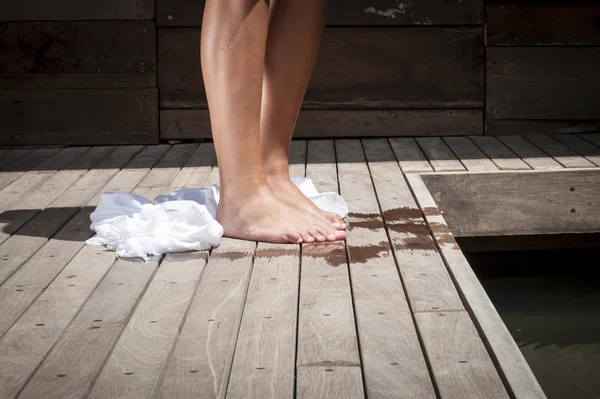 Jambes de femme à côté de la piscine — Photo