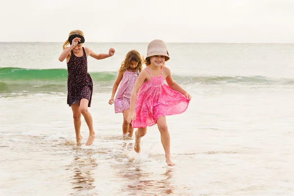 Sorelle che corrono sulla riva del mare — Foto Stock