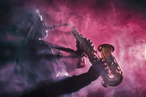 Müzisyen oynarken saksafon — Stok fotoğraf